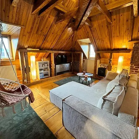 Un Dans La Apartment *